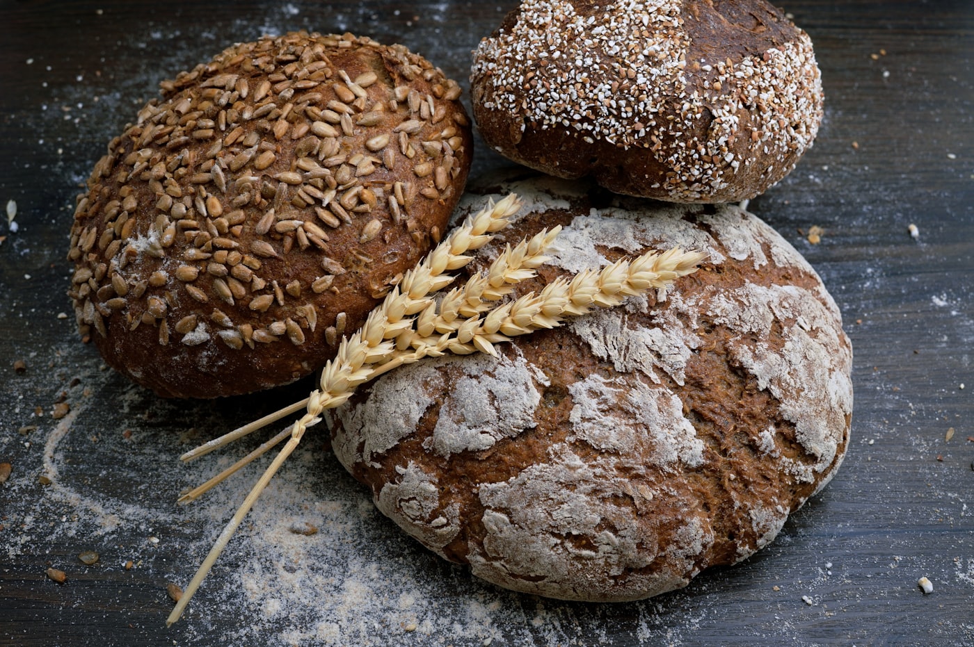 Frisches Landbrot aus dem Ofen