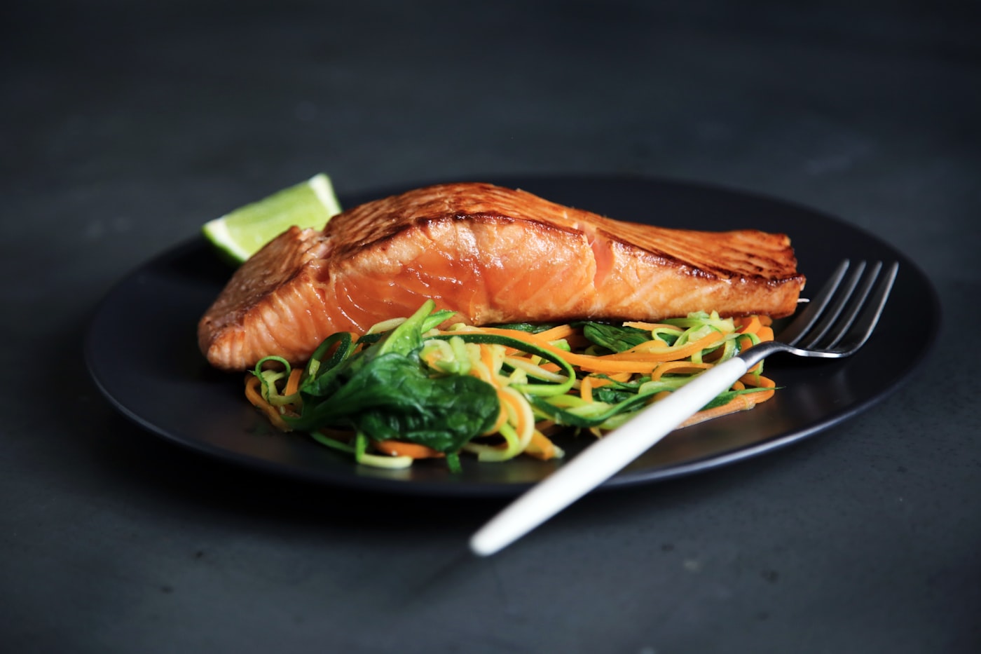 Gegrillter Lachs auf Gemüsenudeln