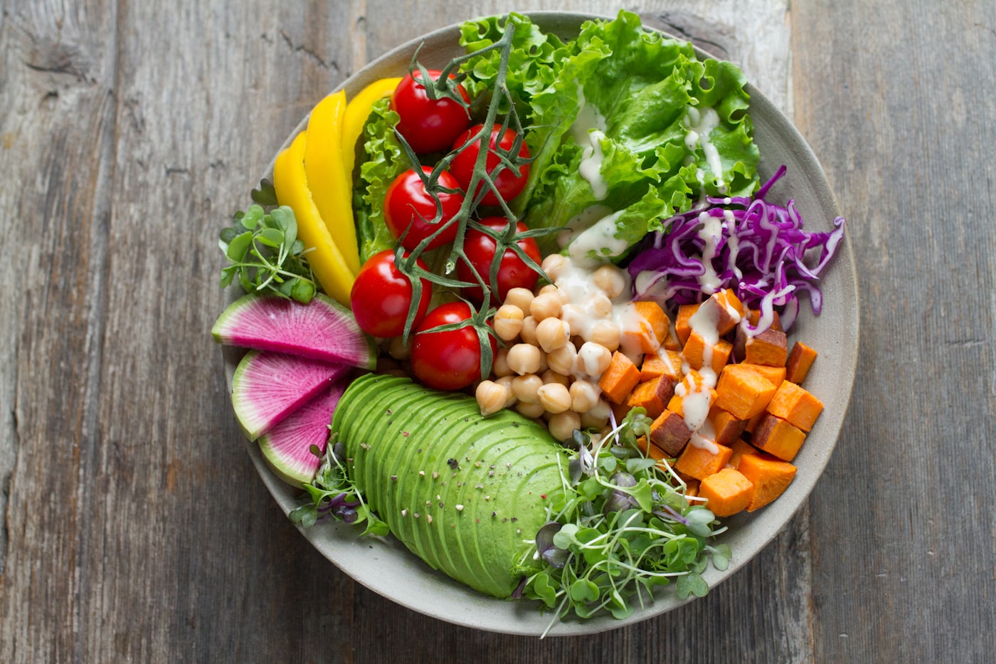 Bunte Gemüsebowl mit Avocado