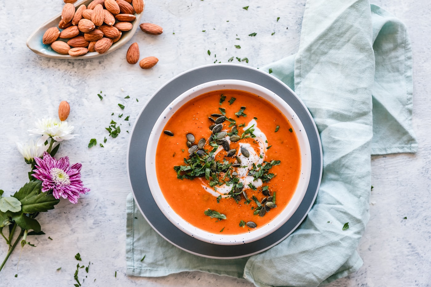 Kürbis-Ingwersuppe in der Schüssel